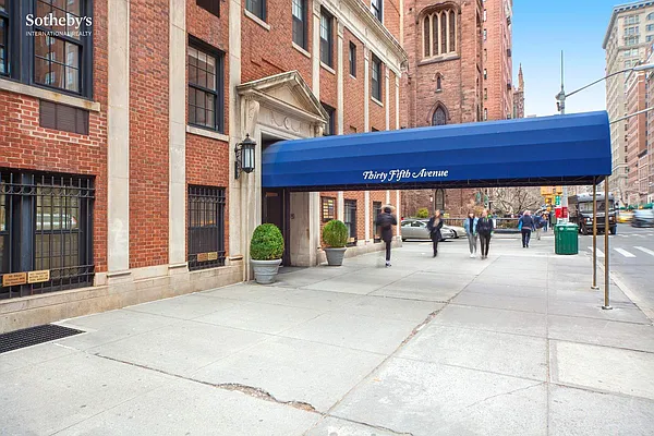 Sold by Sotheby's International Realty | media 10