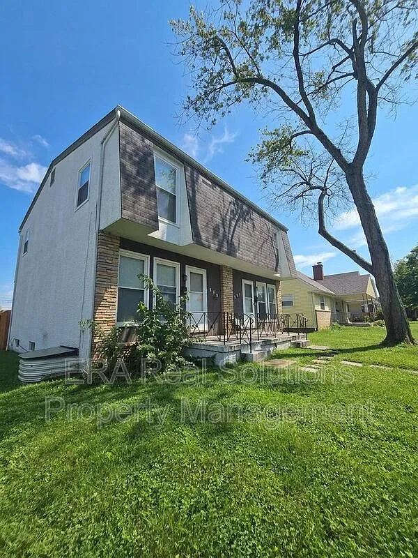 3 bed, 1.5 bath, 1056 sqft, $1,350 — Photo 1