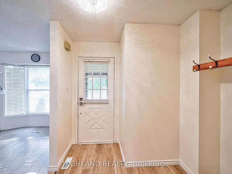 6455 Tisler Cres — Photo 2