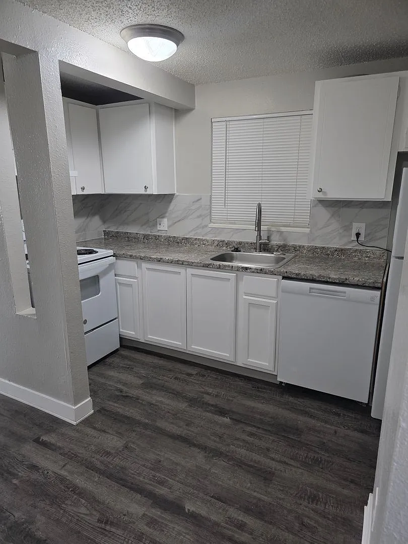 Sunstone Apartments — Photo 3
