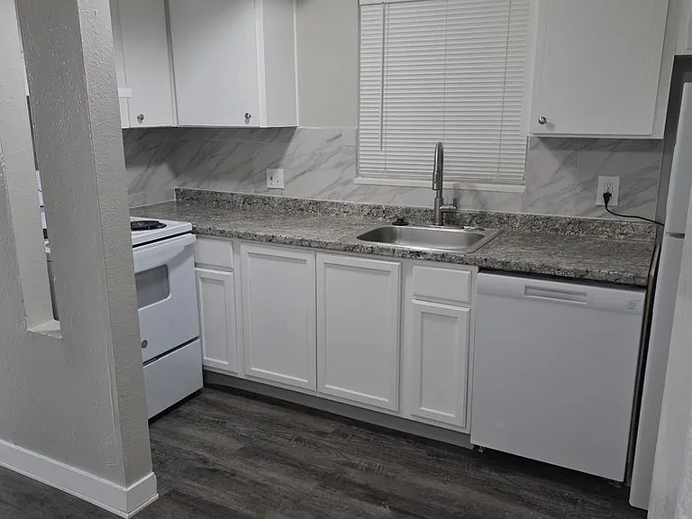 Sunstone Apartments — Photo 24
