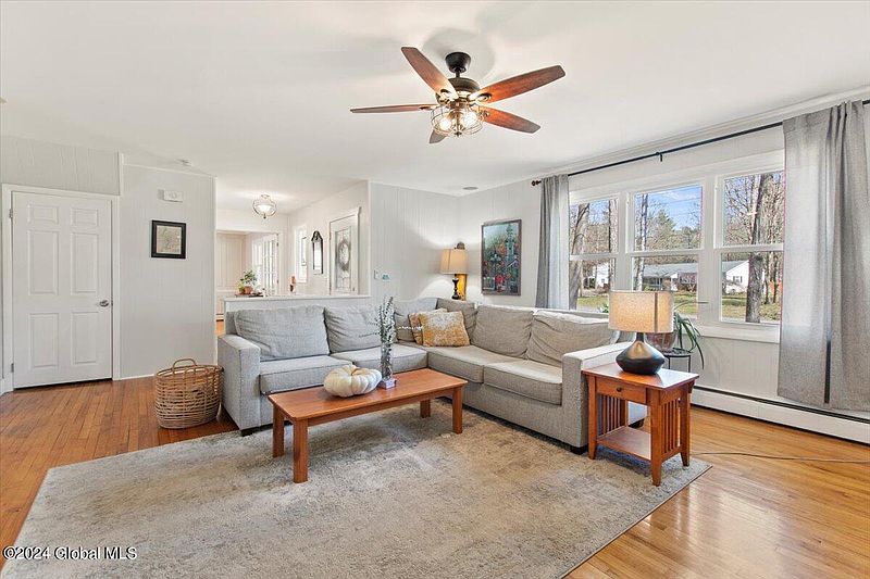 4th image of 22 Woodstead Road