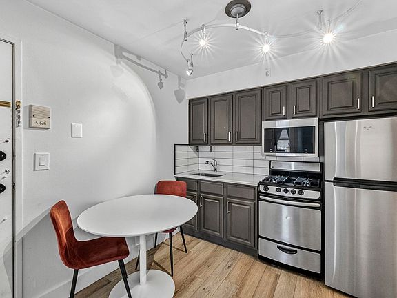 2nd image of 129 Franklin St APT A5