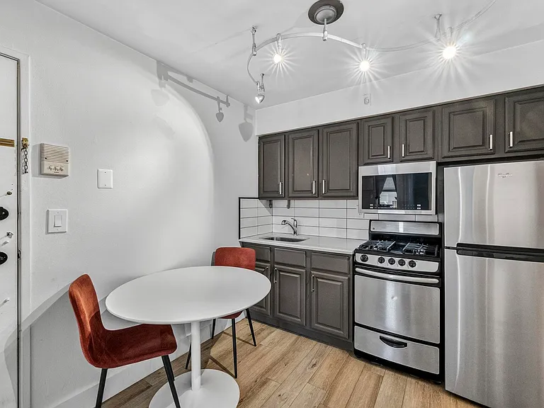 129 Franklin St #A5 — Photo 2