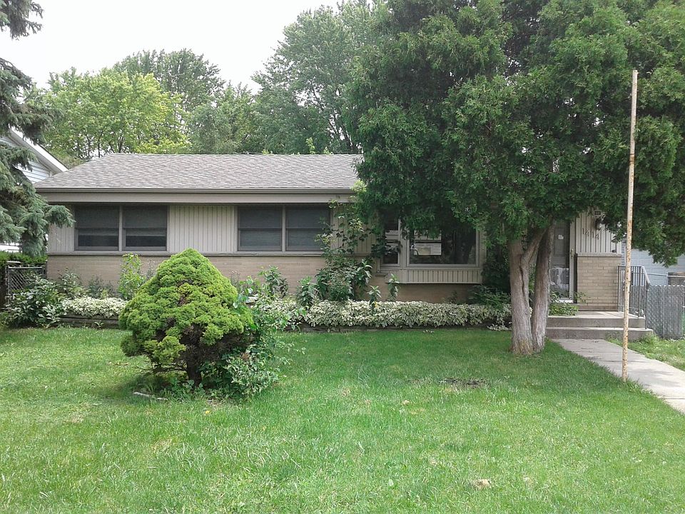 3 bedroom 1 bathroom ranch. 1000 square feet. Bathroom has s