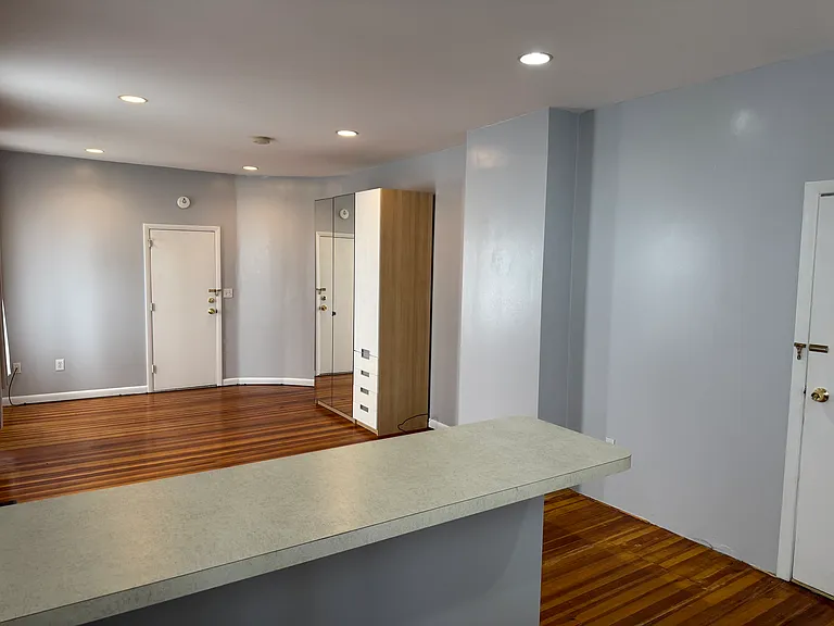 56 College Ave #1R — Photo 4