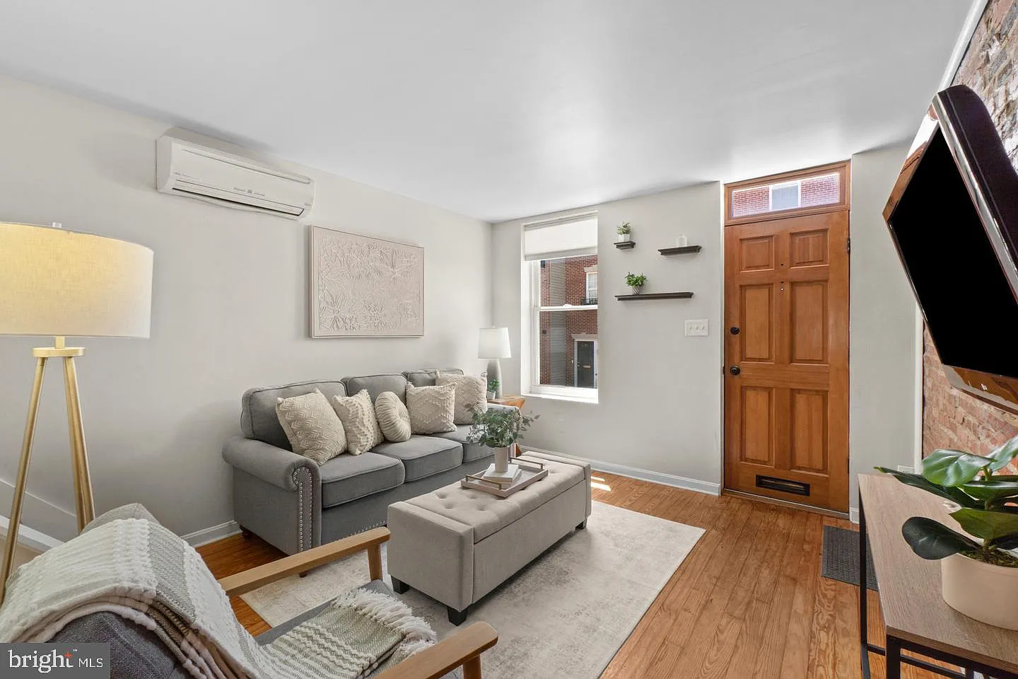 2 bed, 1.0 bath, 1492 sqft, $2,350 — Photo 2