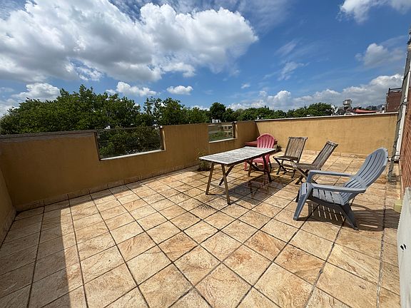 3rd image of 141 Maujer St #2