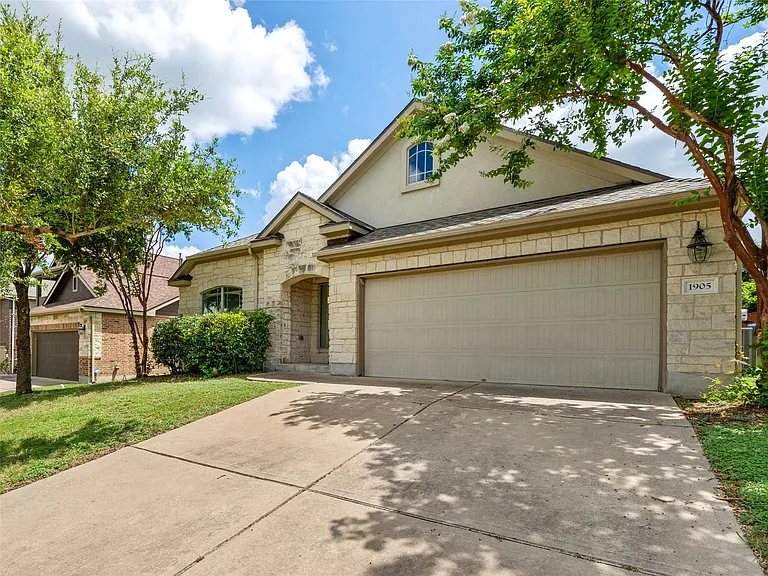 1905 Meandering Meadows Dr — Photo 2