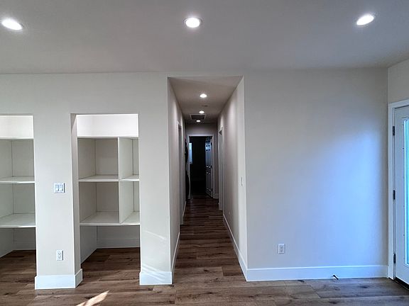5th image of 5716 Tobias Ave