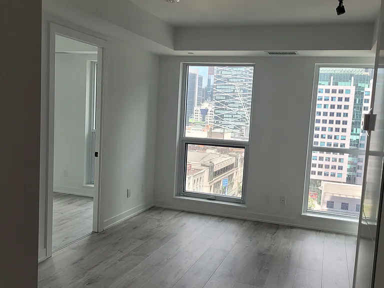 327 King St W #1301 — Photo 9