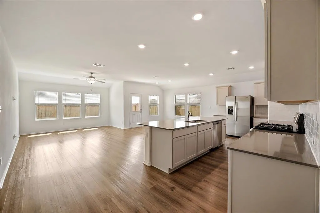 4 bed, 3.0 bath, 2356 sqft, $2,500 — Photo 4