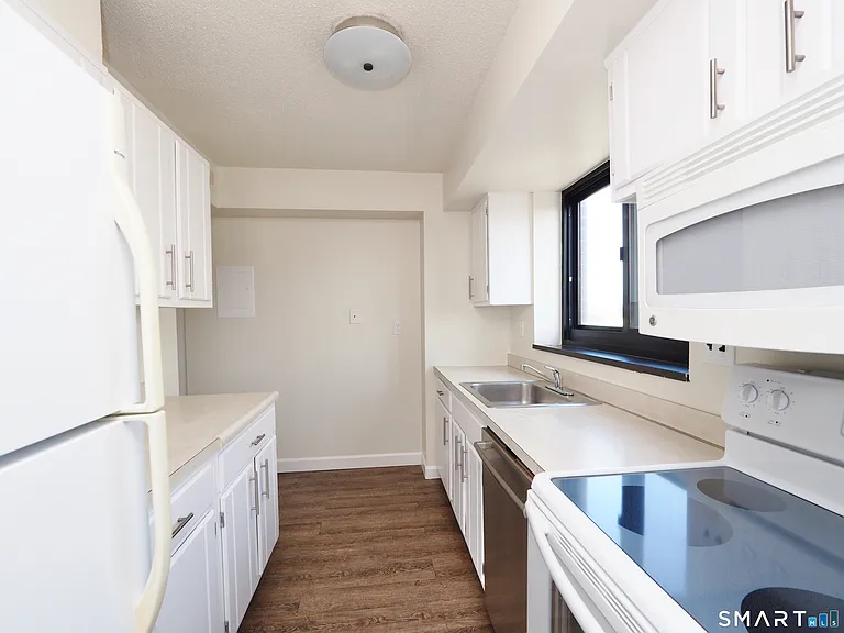44 Strawberry Hill Ave #7B — Photo 9