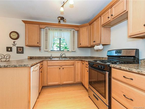 2nd image of 174 Hollister Way S #174