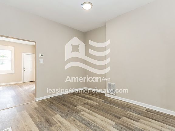 835624_003_living_room_4.jpg