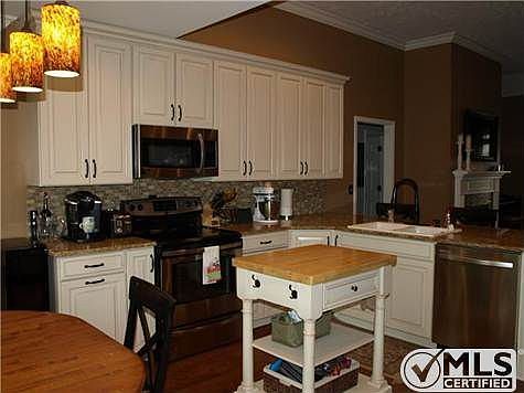 3rd image of 2825 Meadowglen Cir