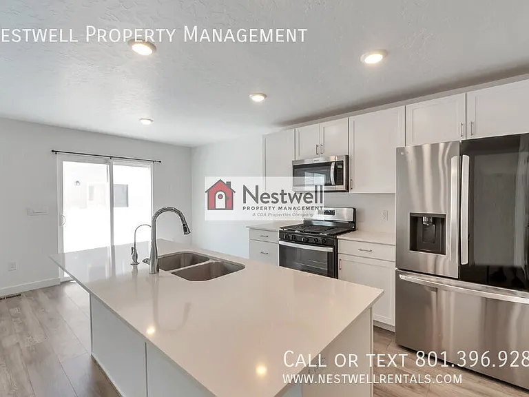 533 N Helmsman Ln — Photo 2
