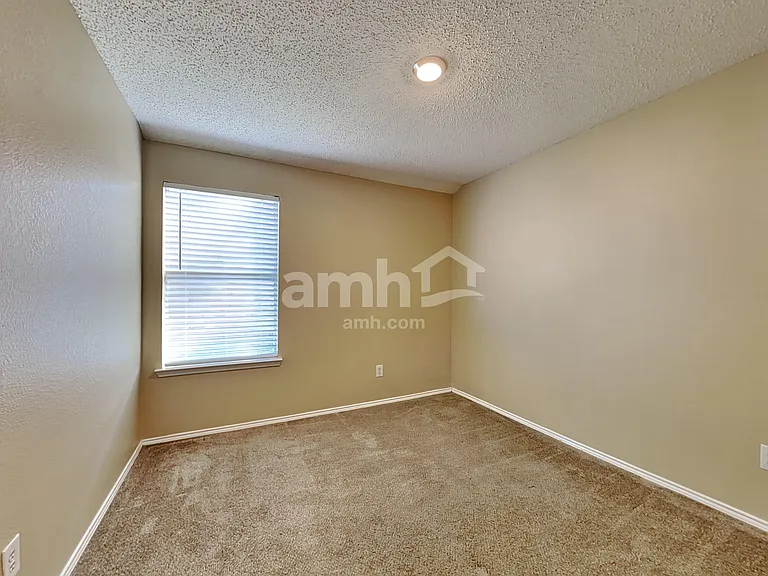 1024 Halifax Ln — Photo 17
