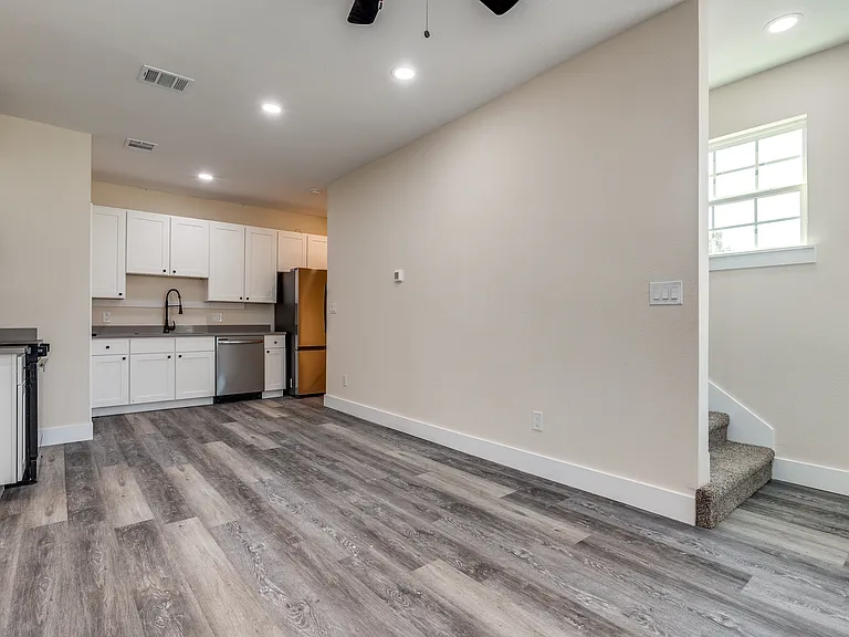 515 N Davis Dr — Photo 13