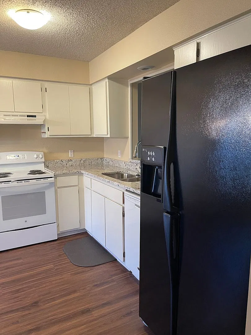 2 Bedroom, 1.5 bathroom townhome located in a quiet neighborhood. Amenities can be transferred! — Photo 1
