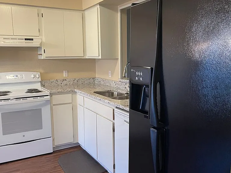 17 Lindsay Ln — Photo 1