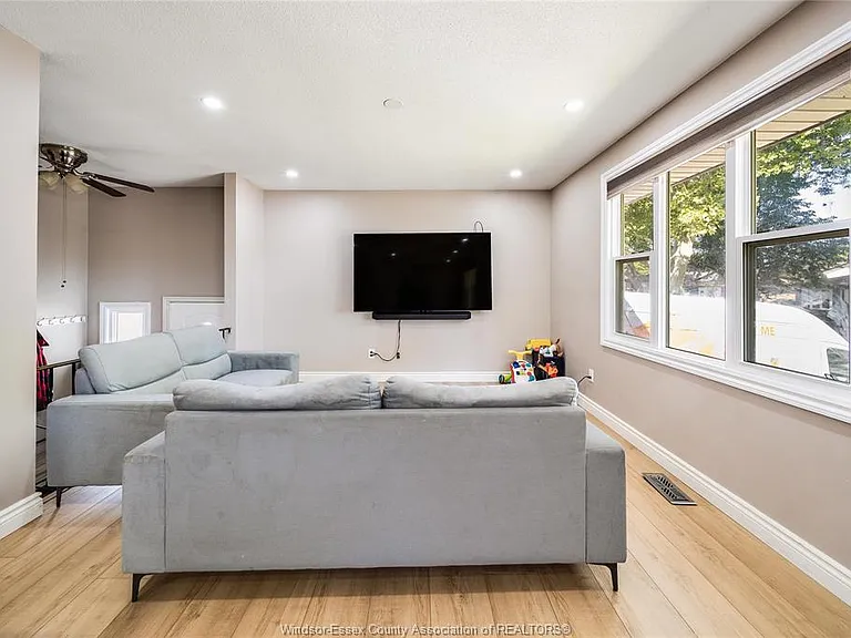 9633 Avery Ln #UPPER — Photo 11