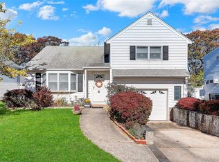 31 Poplar St, Massapequa, NY 11758