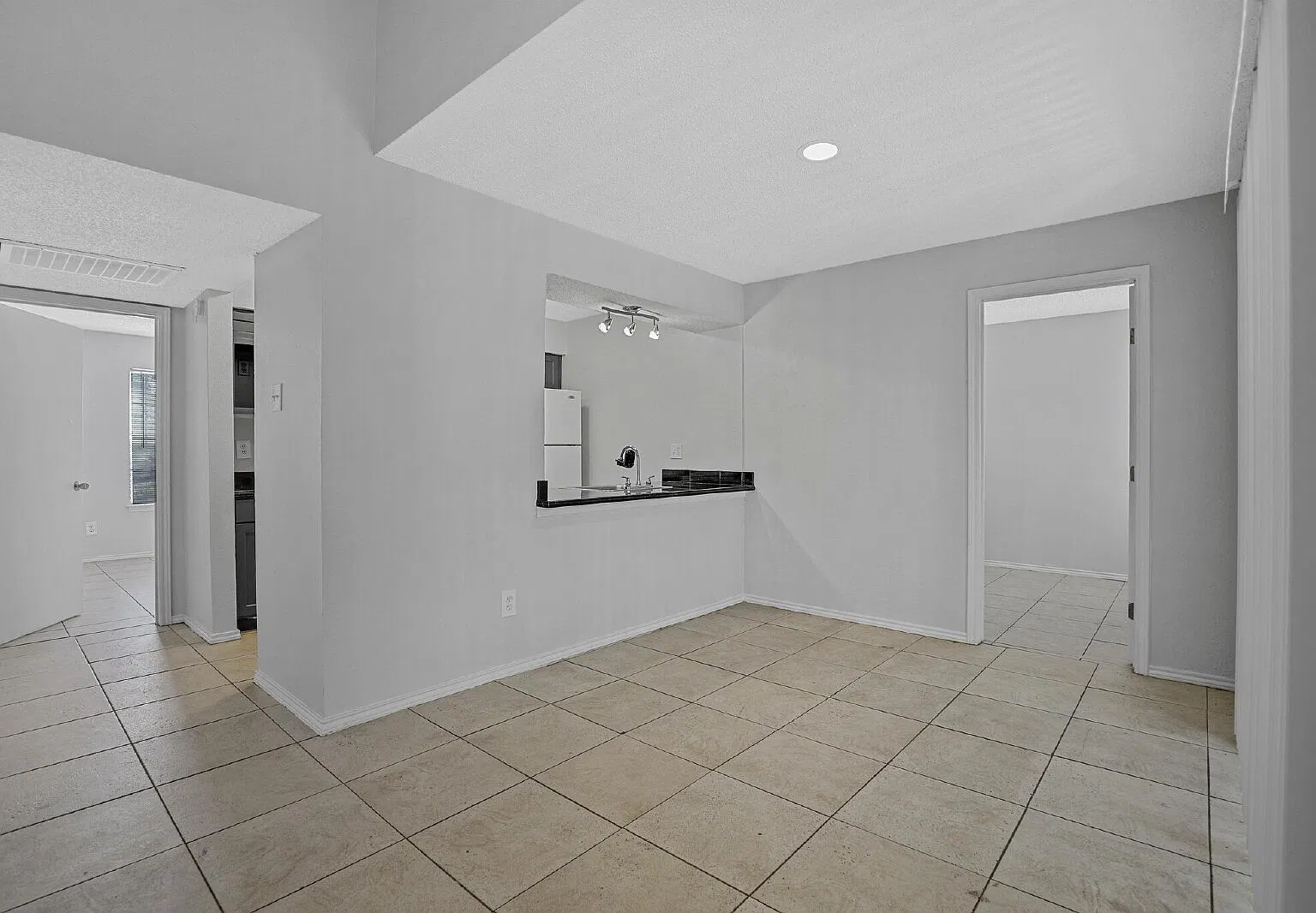 2 bed, 1.0 bath, 903 sqft, $999 — Photo 3