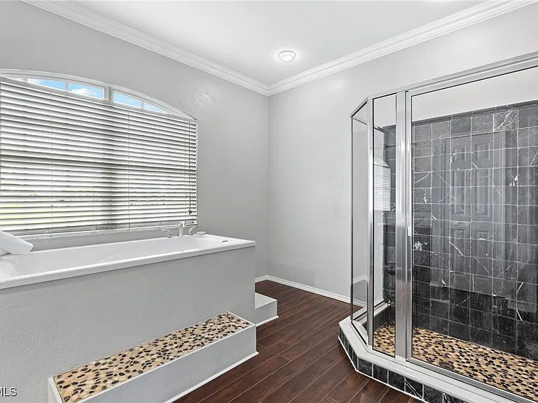 1049 NW 38th Pl — Photo 12