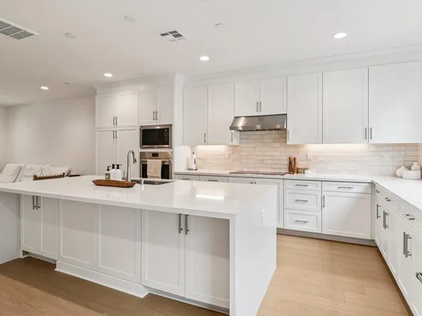 2536 Broom Ln, Carlsbad, CA 92008