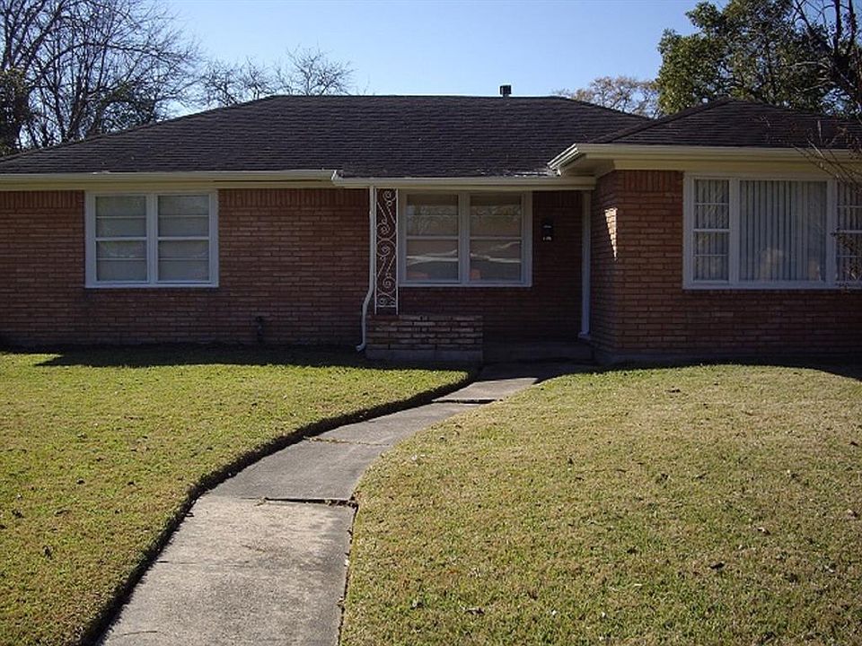1st image of 2102 Oaks Dr