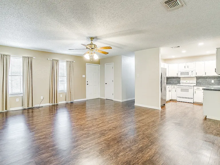 1104 Sproles Dr — Photo 8