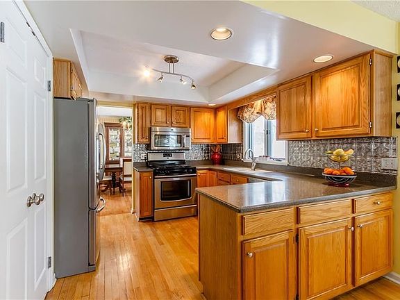 2nd image of 17 Erie Cres