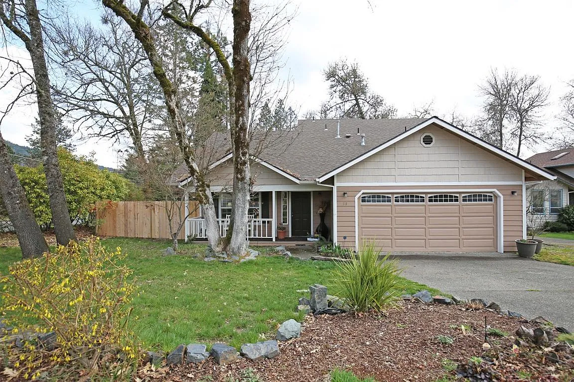 99 NW Sinclair Dr photo 1