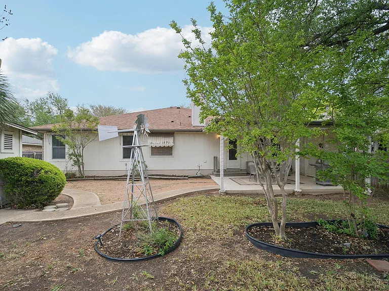 1300 Leah Ln — Photo 36