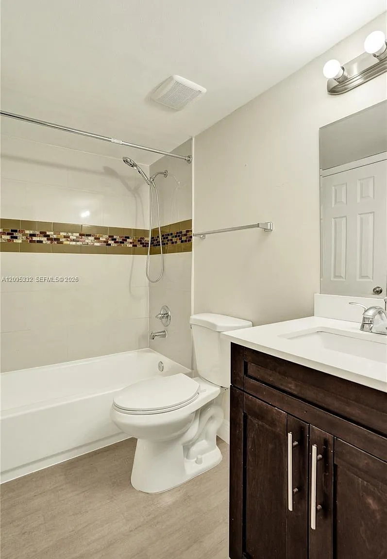 Villas De Venezia Condo — Photo 3