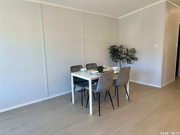 5th image of 912 Quandt Crescent