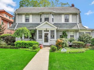2 Center Dr, Whitestone, NY 11357