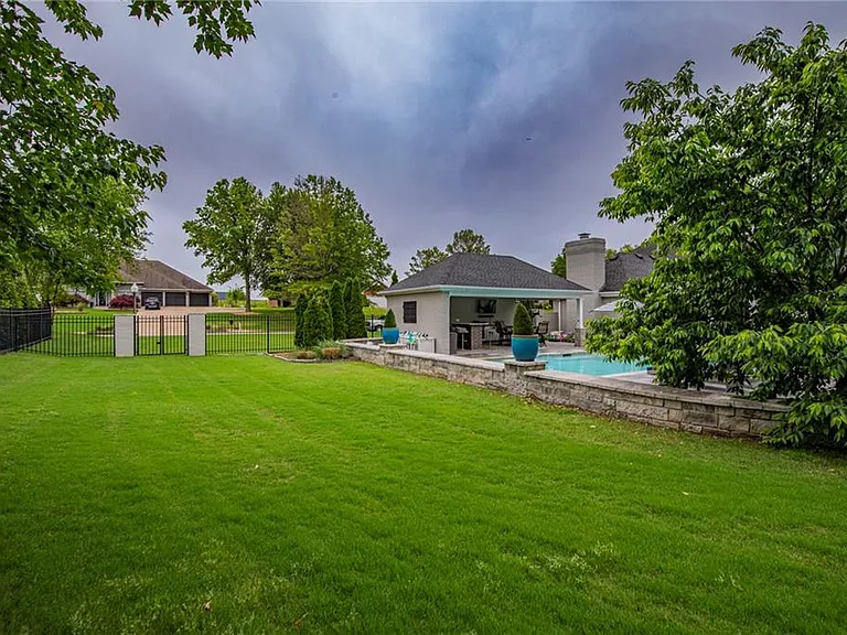 9 W Leiston Dr — Photo 30