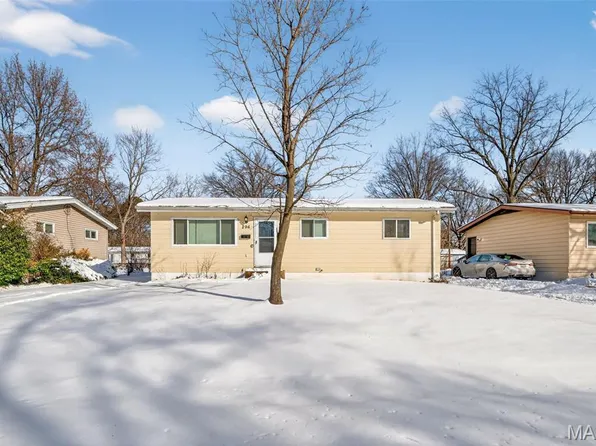 296 Meadowcrest Dr, Saint Louis, MO 63135