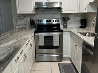 220 Park Blvd N APT 103, Venice, FL 34285