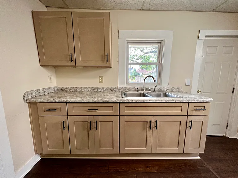 1813 E Elm St — Photo 13