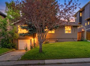 3042 W 28th St SW, Calgary, AB T3E 2J5