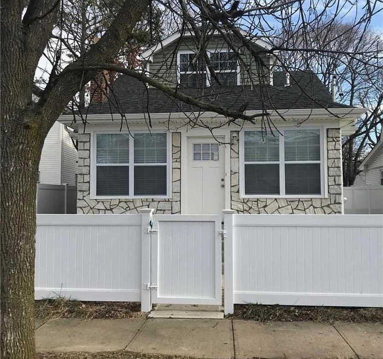 1st image of 19 Hudson Pl #1