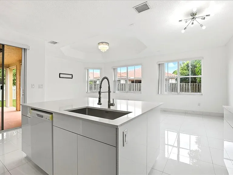 3802 SW 165th Ter — Photo 7