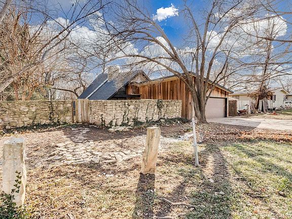 3rd image of 1947 E Marion Rd