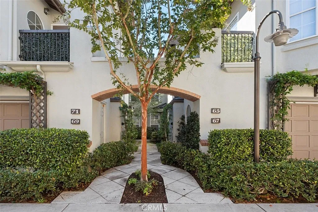 2 bed, 1170 sqft, $5,200 — Photo 3