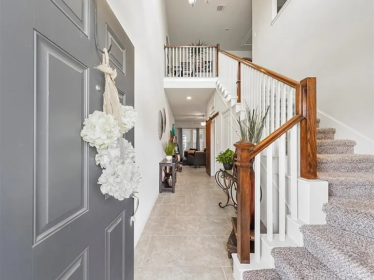 17023 Canosa Dr — Photo 2
