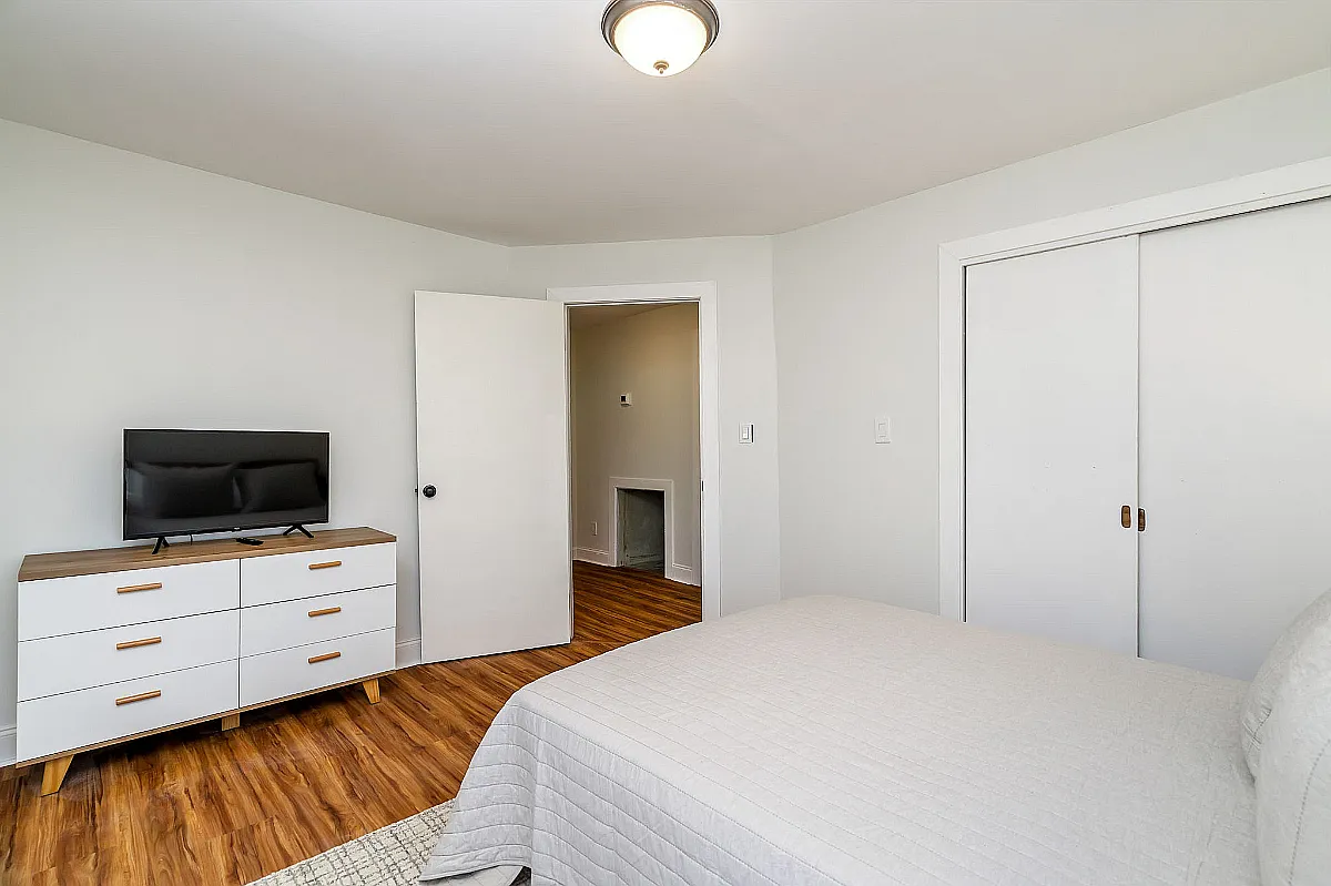 2 bed, 1000 sqft, $2,200 — Photo 2
