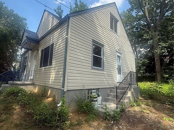 3rd image of 821 Cree Ave